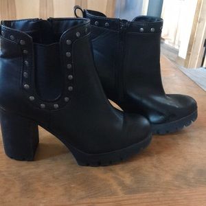 Report 7.5M ankle boots w platforms, zip side, embellished tops, 3 3/4” heels